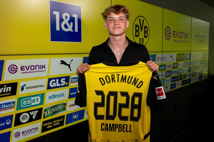 Cole Campbell með treyju Borussia Dortmund sem er merkt 2028 en nýi samningur hans er í gildi þangað til.