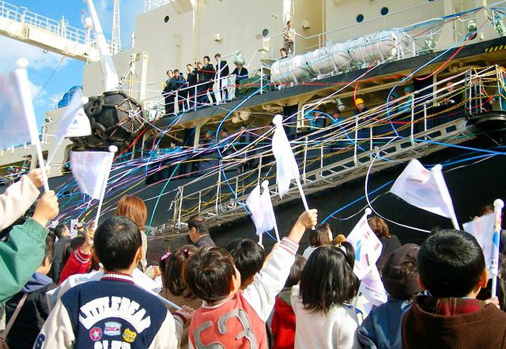 Lagt úr höfn Fjölskyldur áhafnarmeðlima Nisshin Maru, flaggskips japanska hvalveiðiflotans, kveðja á hafnarbakkanum í Shimonoseki í gær. fréttablaðið/ap