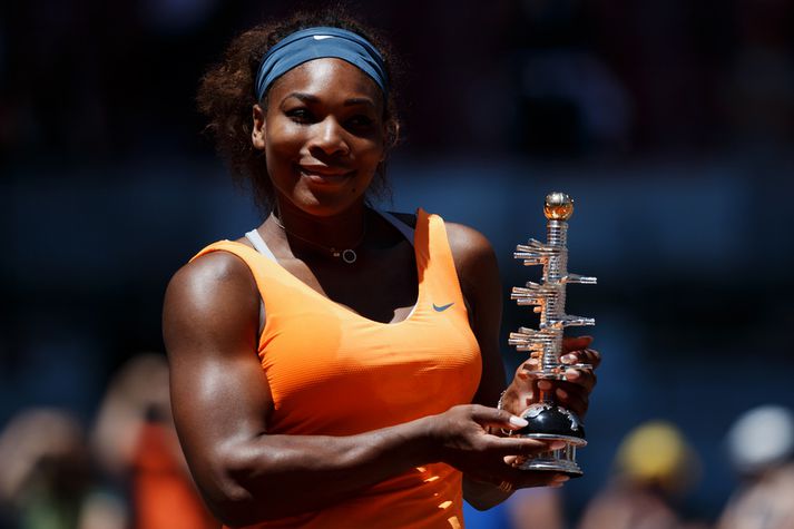 Serena Williams með bikarinn á lofti