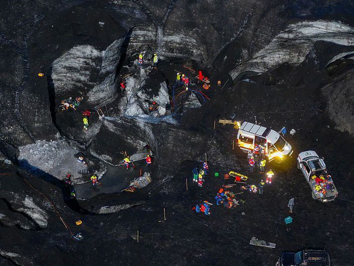 Ferðin var ekki betur skipulögð en svo að talið var í tæpan sólarhring að tveir ferðamenn væru ófundnir undir ísfarginu. Í ljós kom að talning ferðaskrifstofunnar stóðst ekki.