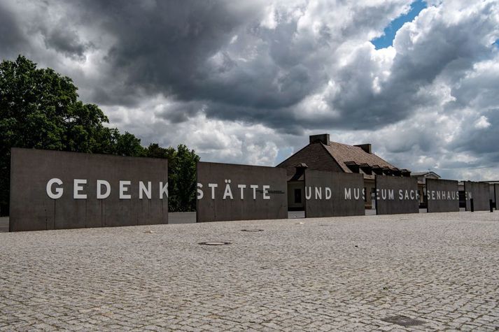Í dag stendur minnisvarði og safn um fórnarlömb helfararinnar þar sem Sachsenhausen fangabúðirnar voru áður.