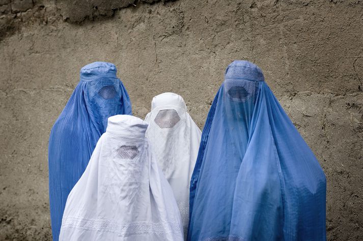 Bannið mun ná til niqab, gríma og lambhúshetta, en ekki hijab, derhúfa eða húfa.