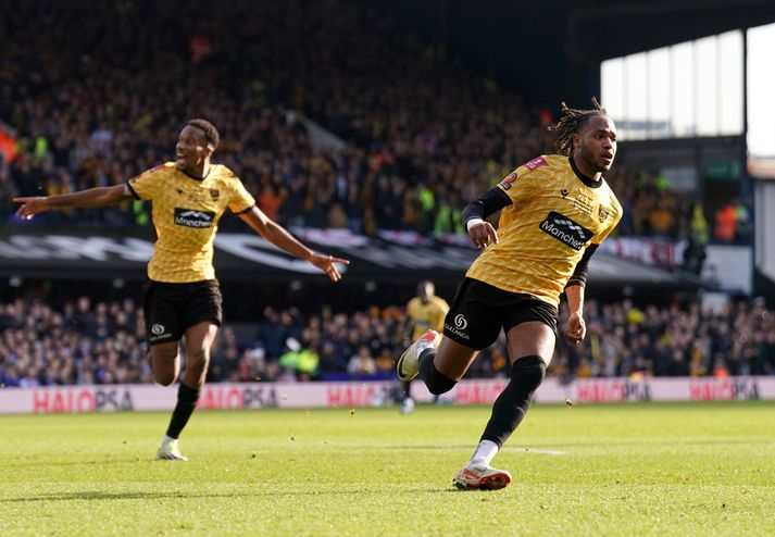 Lamar Reynolds fagnar eftir að hafa komið Maidstone United yfir gegn Ipswich Town.