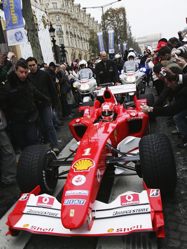 Michael Schumacher ók um götur Parísar á Ferrari árið 2004 og Ecclestone dreymir um kappakstur í miðborginni.