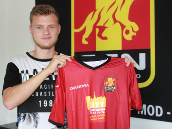 Adam með treyju FC Nordsjælland