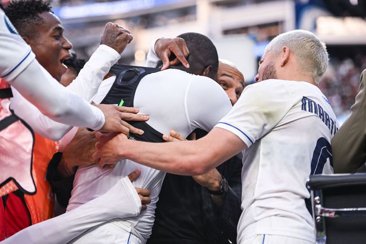 Thierry Henry vissi ekki hvaðan á hann stóð veðrið þegar leikmenn Panama þustu að honum.