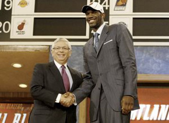 Greg Oden tekur í höndina á David Stern forseta NBA eftir að hann var valinn númer eitt í sumar