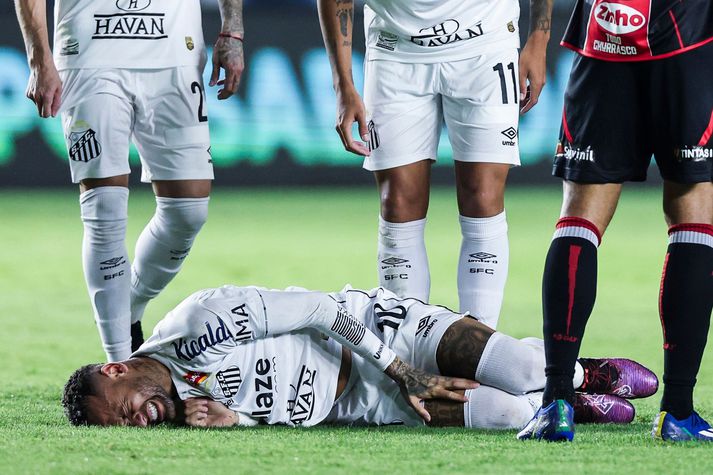 Neymar liggur sárþjáður í jörðinni í fyrsta leik sínum með Santos.