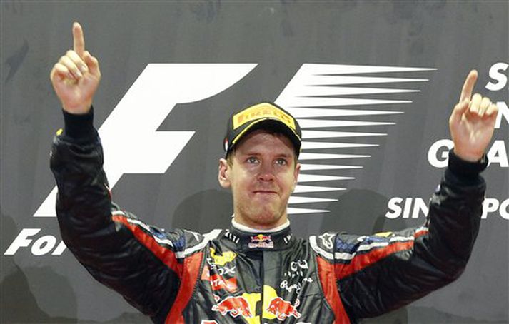 Sebastian Vettel fagnar sigrinum í dag.