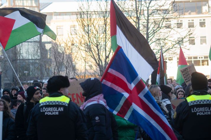 Frá mótmælum stuðningsfólks Palestínumanna við Alþingishúsið síðasta vetur.