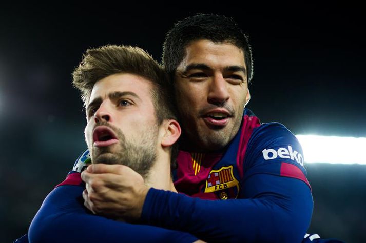 Pique fagnar með Suarez.