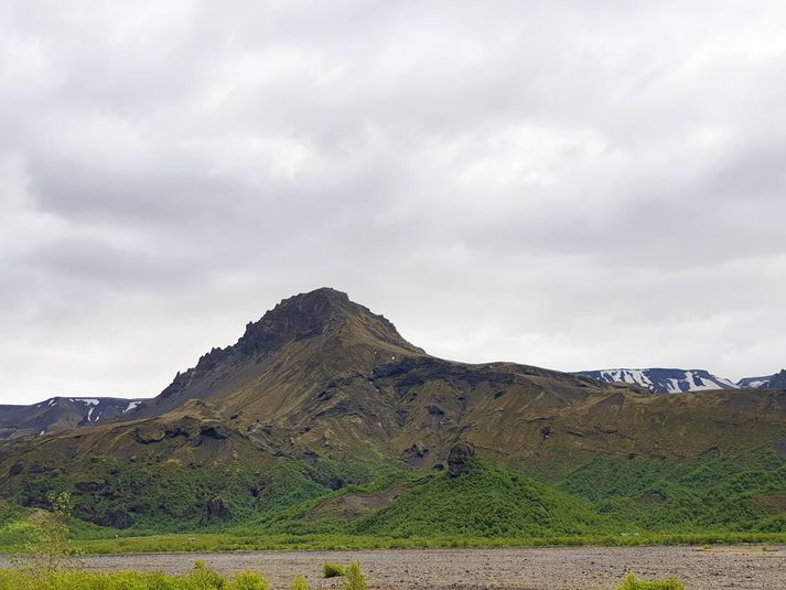 Fjallið Útigönguhöfði en Básar eru fyrir neðan það. 
