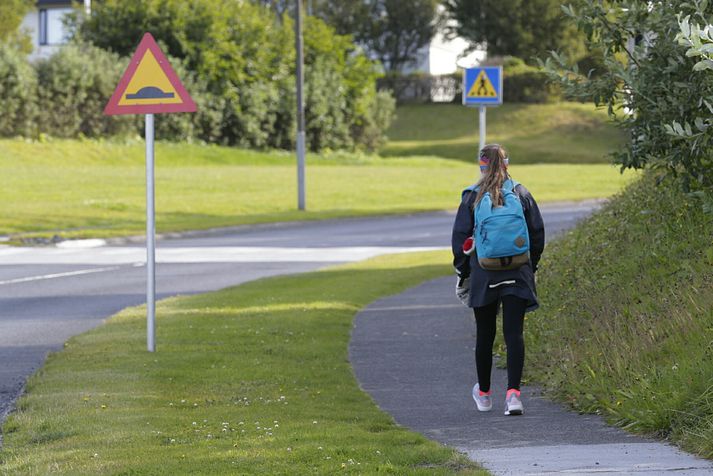 Pilturinn mætti til lögreglu ásamt foreldrum sínum. Lögreglan hefur  til rannsóknar fimm tilvik þar sem ráðist var á stúlkur í Garðabæ.