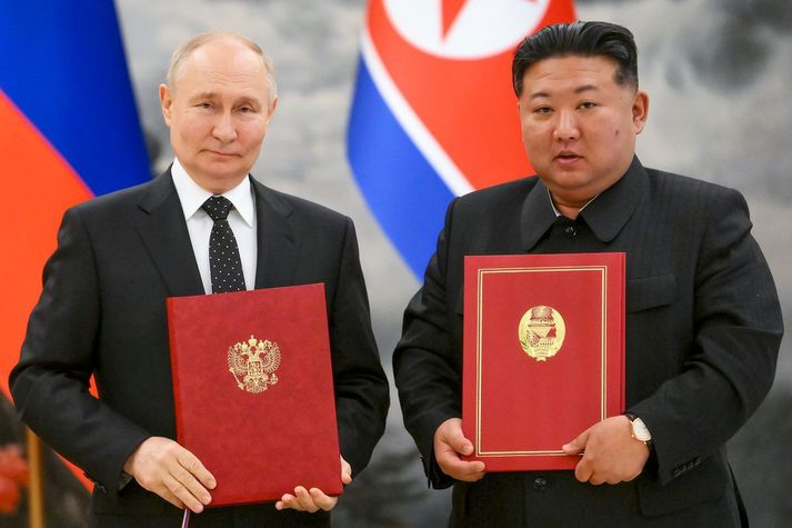 Vladimír Pútín og Kim Jong Un þegar þeir skrifuðu undir varnarsáttmála í sumar.