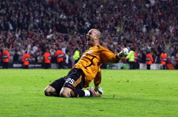 Jose Reina, markvörður Liverpool, fagnar hér sigrinum í gær.