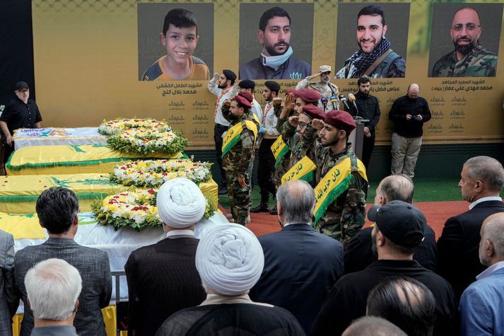 Heiðursvörður liðsmanna Hezbollah við útför fjögurra sem létust þegar símboðarnir sprungu á þriðjudag.