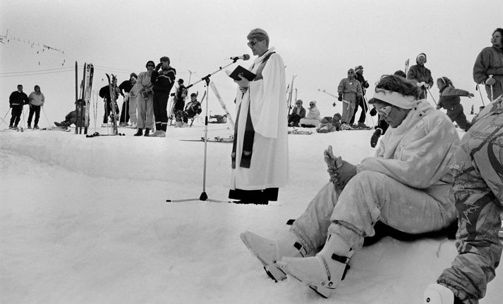 Tvær flugur slegnar í einu höggi á páskadag í Bláfjöllum árið 1990 en hér skíðar fólk og hlýðir á messu.