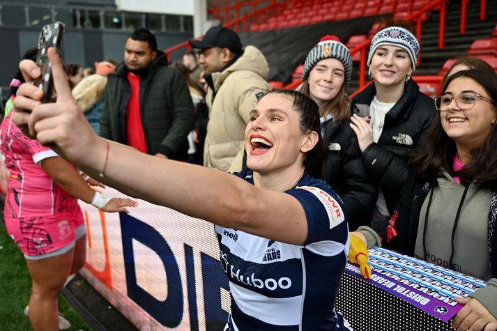 Það vildu líka margir fá mynd af sér með Ilonu Maher eftir leik Bristol Bears liðsins. Þetta var hennar frumraun í breska rugbýinu.