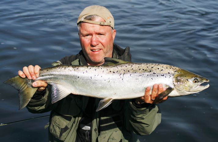 Bjarni Brynjólfsson var í Laxá í Aðaldal í júní og fékk þar þennan stórglæsilega sextán punda lax í Brúarstreng.