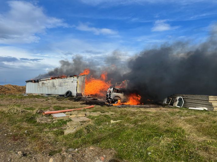 Skemman er gerónýt eftir eldinn. Bílar sem stóðu fyrir utan hana urðu eldinum einnig að bráð.