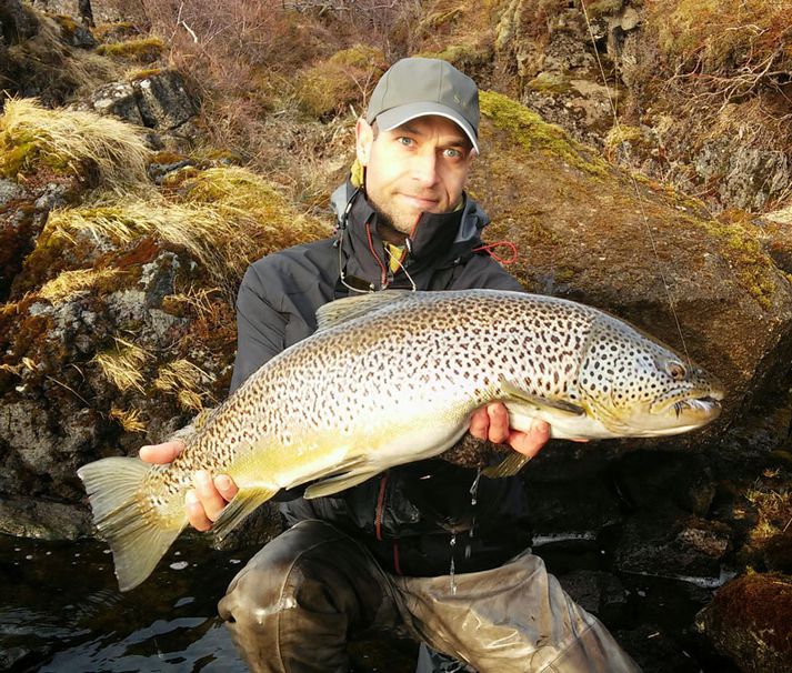 Tommi með flottann urriða úr Þingvallavatni þetta vorið.