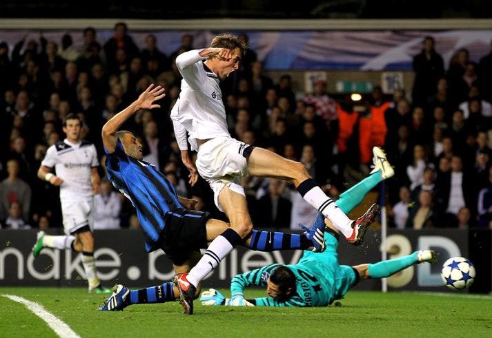 Peter Crouch skorar mark sitt í kvöld.