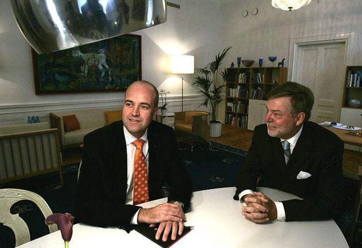 Umboðið afhent Fredrik Reinfeldt, verðandi forsætisráðherra, og Björn von Sydow, forseti sænska þingsins.