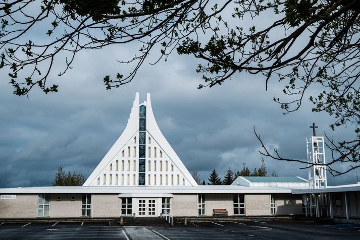 Leiða má líkur að því að um Grensáskirkju sé að ræða, þar sem ekki er að finna fleiri kirkjur í póstnúmeri 103.