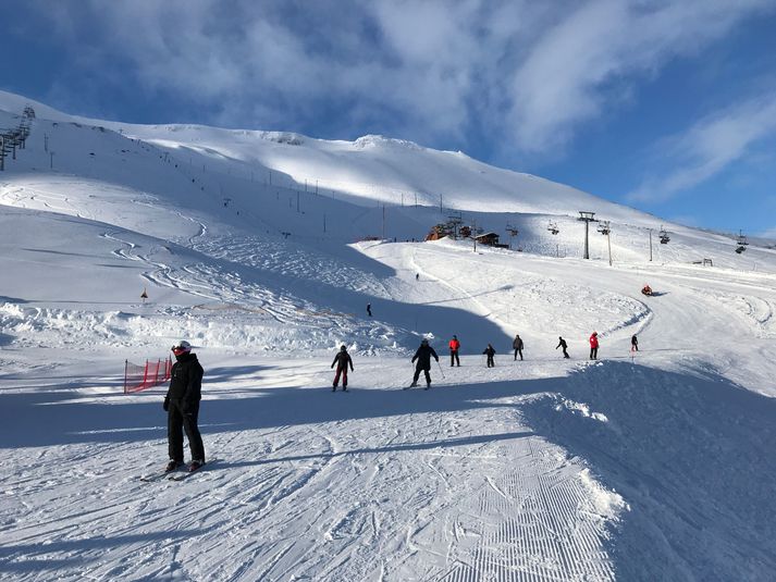 Fólk streymir eflaust í brekkurnar á Hlíðafjalli um helgina. Til stendur að opna skíðasvæðið í fyrsta sinn í vetur á laugardag. Gangi allt eftir verður opið frá tíu til þrjú.