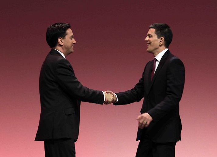 Ed og David Miliband Takast í hendur eftir að David flutti ræðu á landsfundi Verkamannaflokksins í gær.fréttablaðið/AP