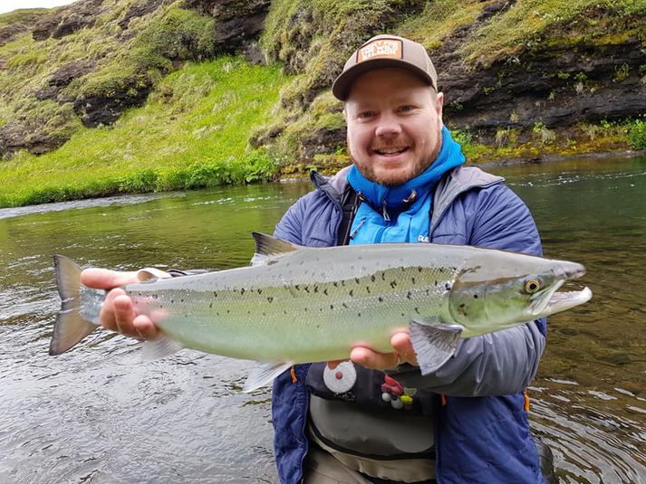 Mattías Þór Hákonarson með fallegan nýgengin lax úr opnun Mýrarkvíslar.