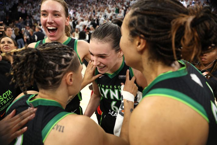 Bridget Carleton er hér fagnað af liðsfélögum sínum í Minnesota Lynx eftir að hún tryggði liðinu sigur á New York Liberty með því að setja niður tvö vítaskot tveimur sekúndum fyrir leikslok.