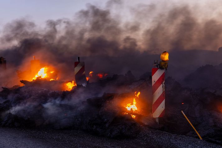 Hraun náði Grindavíkurvegi í nótt.