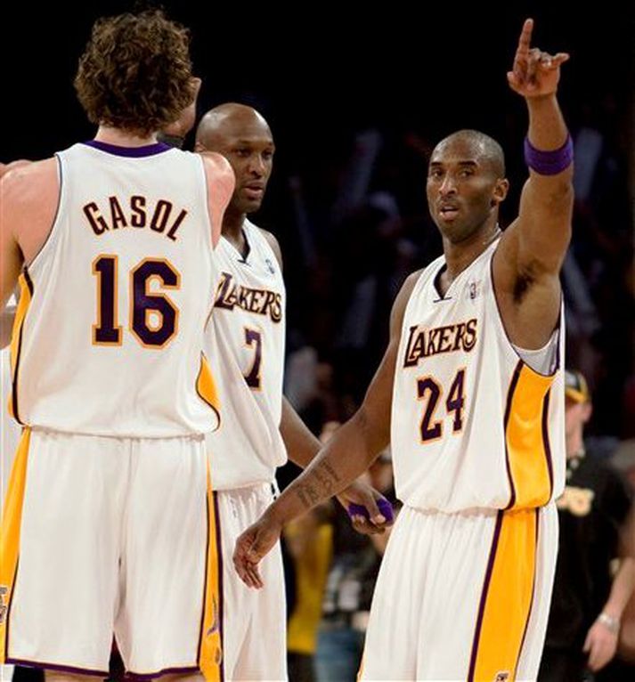 Kobe Bryant og Pau Gasol spiluðu stórt hlutverk í sigri Lakers