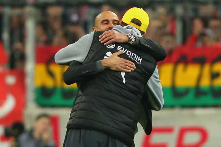 Jürgen Klopp og Pep Guardiola í alvöru bangsafaðmlagi.