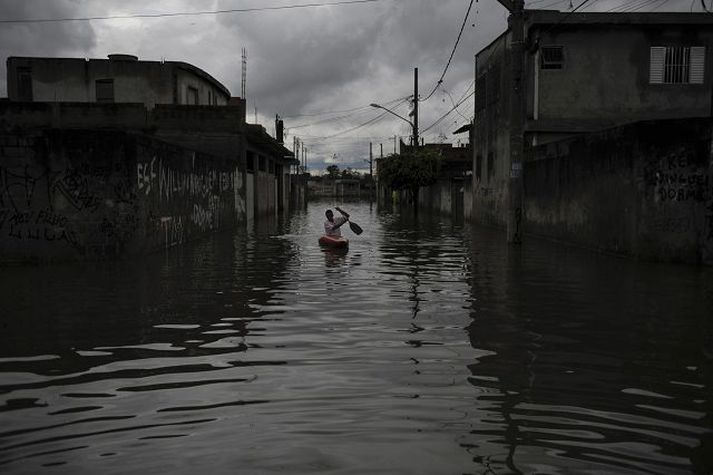 Siglir um bæinn. Meira en fimm hundruð manns hafa látist í Brasilíu vegna flóða og aurskriðna síðustu daga.nordicphotos/AFP