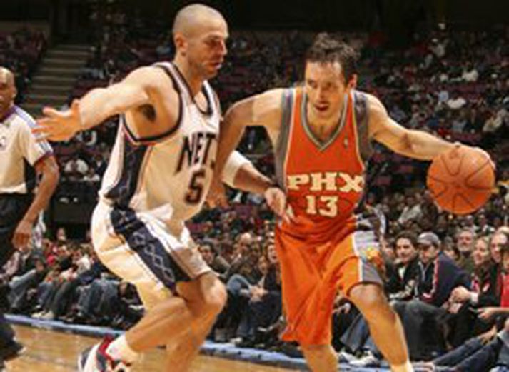 Steve Nash keyrir hér framhjá Jason Kidd í leik Phoenix og New Jersey í nótt, en þeir áttu báðir stórleik í rimmu sem er þegar orðin sígild