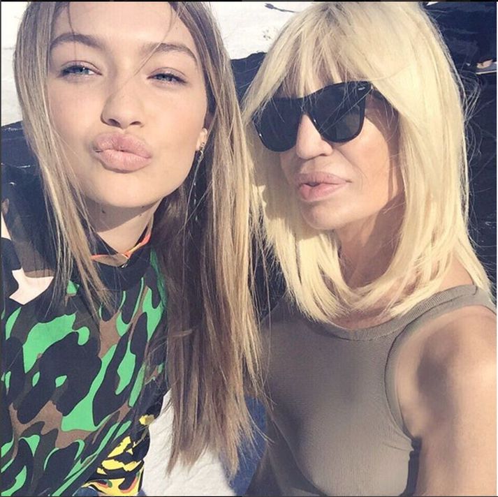 Donatella Versace ásamt fyrirsætunni og samfélagsmiðladrottningunni Gigi Hadid.