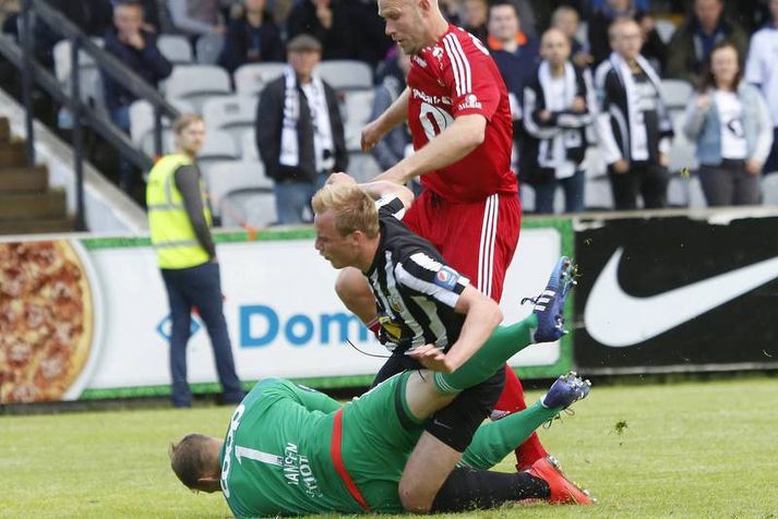 Þorsteinn Már fékk högg á læri í þessu samstuði við André Hansen og Mikael Dorsin.