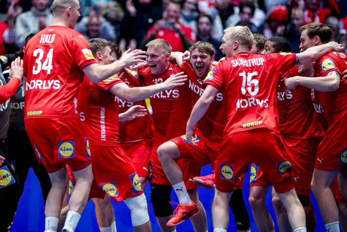 Dönsku leikmennirnir fagna í leikslok í Unity Arena í Osló.