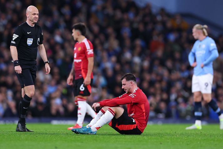 Mason Mount situr hér svekktur í grasinu eftir að hann meiddist í leik Manchester United á móti Manchester City.