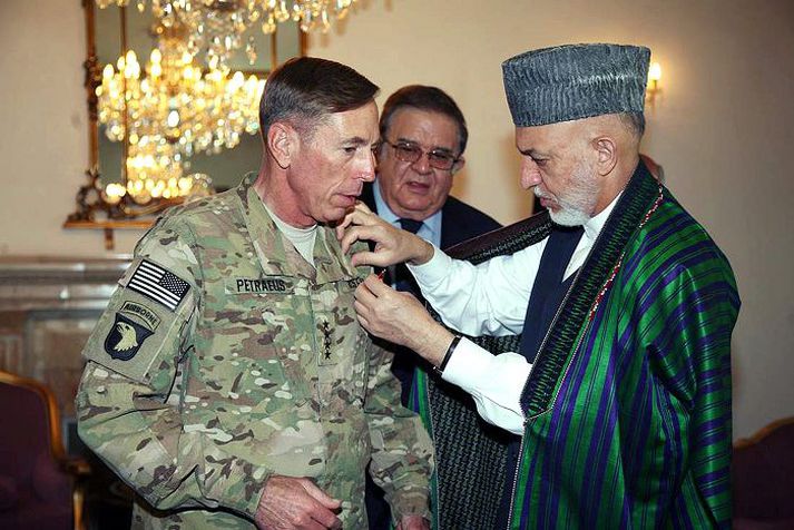 Petraeus tekur við sem yfirmaður bandarísku leyniþjónustunnar CIA. Hér er hann ásamt Hamid Karzai, forseta Afganistans, við kveðjuathöfnina.