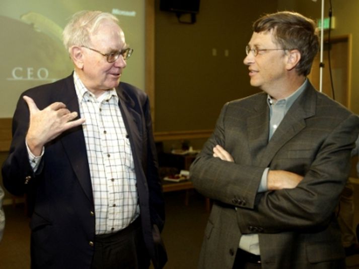 Auðkýfingurinn Warren Buffett ásamt Bill Gates, stofnanda hugbúnaðarrisans Microsoft. Buffett hefur boðist til að koma skuldatryggingafyrirtækjum í Bandaríkjunum til hjálpar.