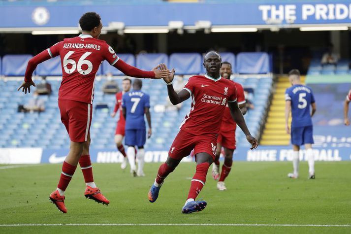  Sadio Mané fagnar öðru marka sinna fyrir Liverpool á móti Chelsea á Stamford Bridge um helgina.