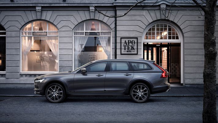 Volvo V90 Cross Country á kunnuglegum stað í miðborg Reykjavíkur.