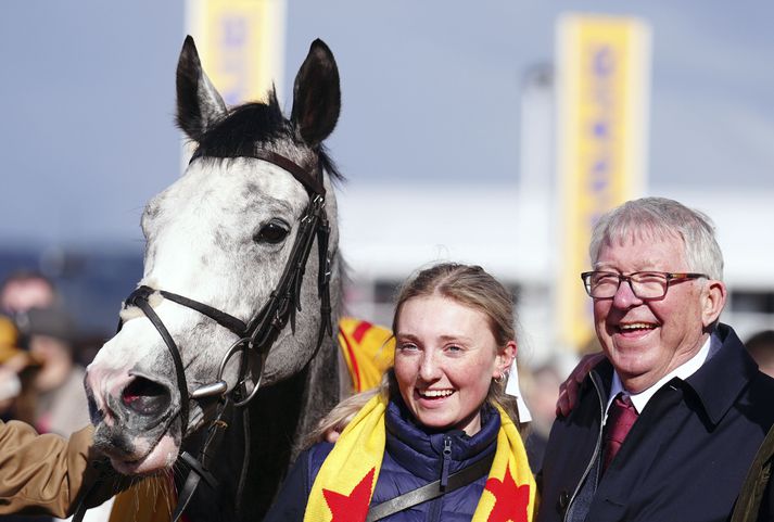 Sir Alex Ferguson fagnar hér með hesti sínum Caldwell Potter eftir sigurinn Cheltenham hátíðinni.