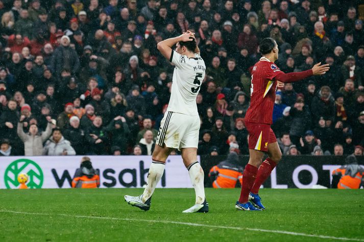 Harry Maguire grípur um höfuð sér eftir að hafa klúðrað dauðafæri gegn Liverpool.