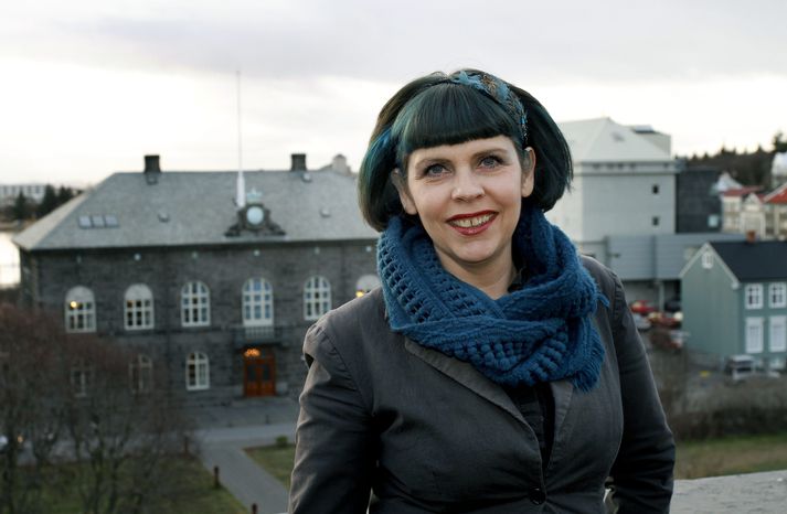 Birgitta kveður samstarfskonur á þingi, en athygli vekur að sumum virðist hún ekki sjá hætis hót á eftir.