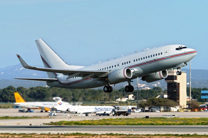 Boeing 737 þota í flugtaki.