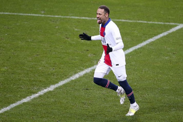 Neymar fagnar marki með Paris Saint Germain á þessu tímabili.